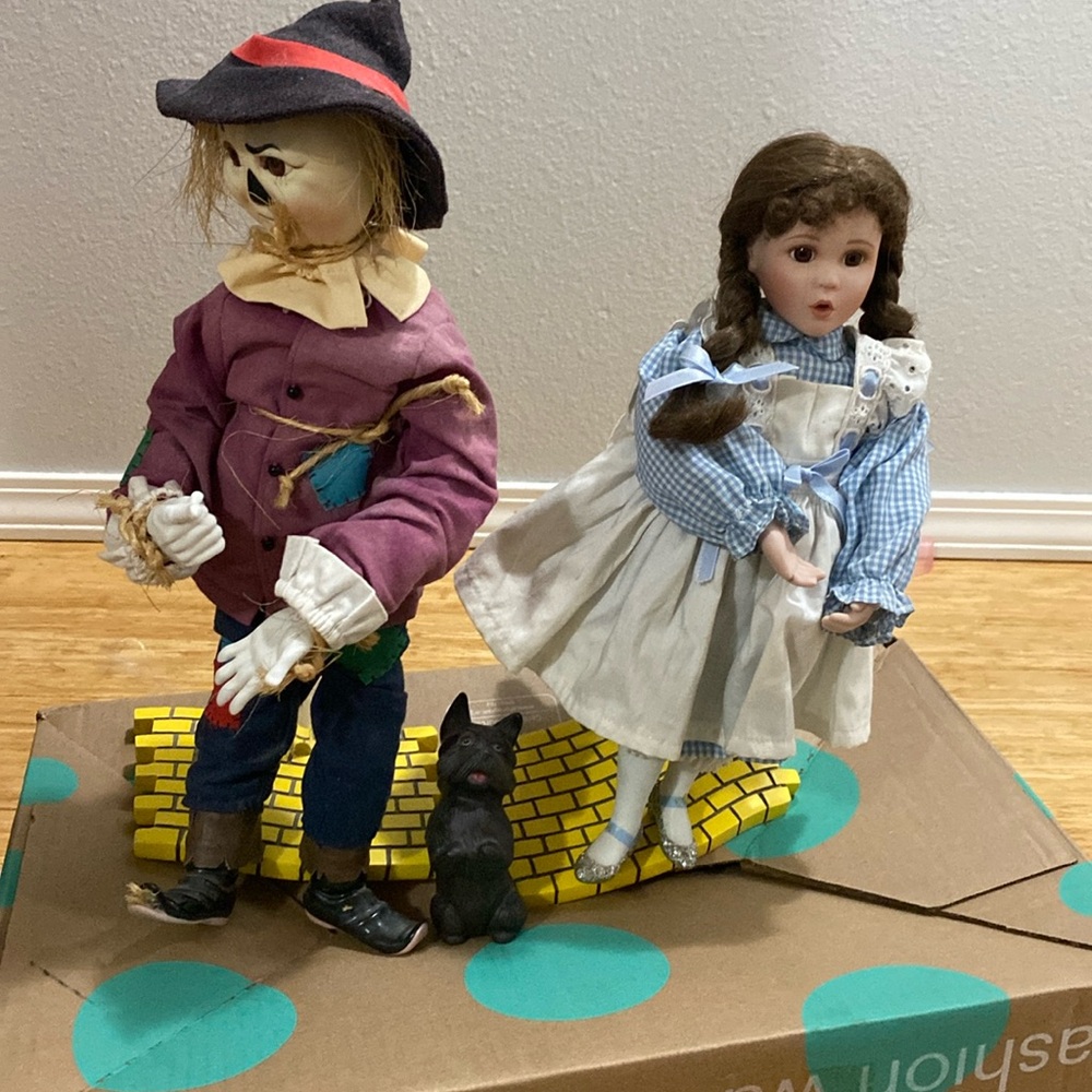 Limited edition Ashton Drake Wizard of Oz porcelain dolls.